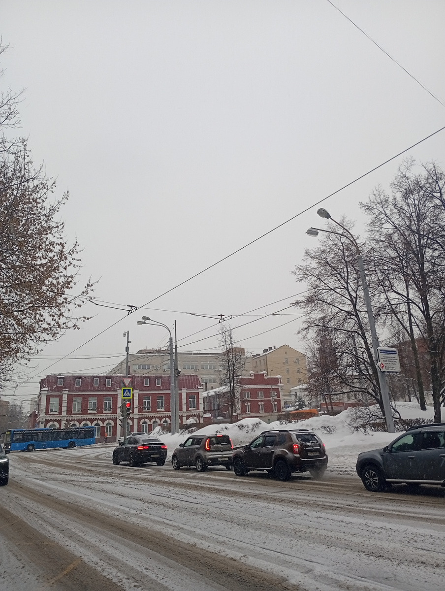 Контактная сеть в Елизаветинском переулке, слева заворачивает автобус 024