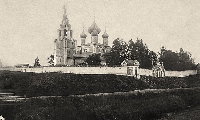 Единственная дореволюционная фотография с видом Троице-Сыпанова Пахомиева монастыря. Кон. ХIХ в.