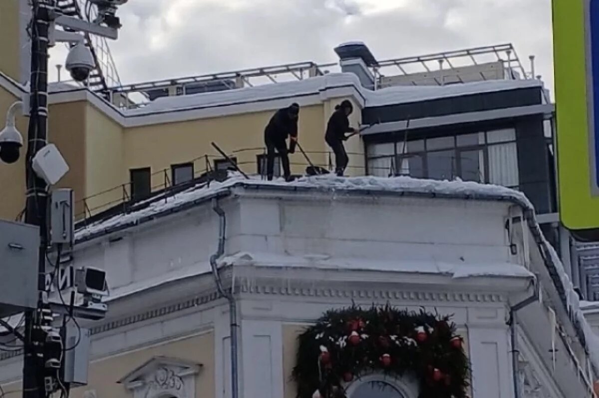    В Нижнем Новгороде рабочие чистили крышу, не соблюдая мер безопасности