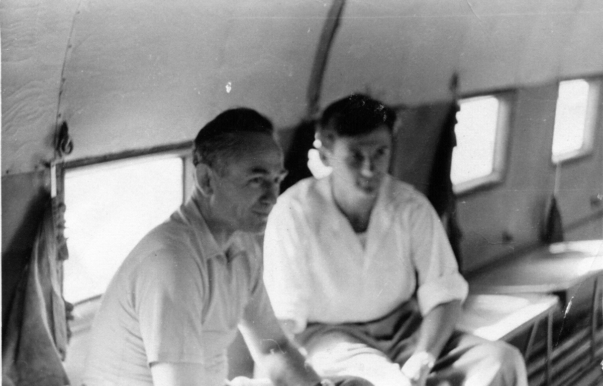 Слева заместитель главного конструктора винтокрыла Ка-22М Виктор Иванович Бирюлин, справа ведущий инженер по летным испытаниям Вадим Андреевич Николаев. Фото из домашнего альбома А.В. Николаева