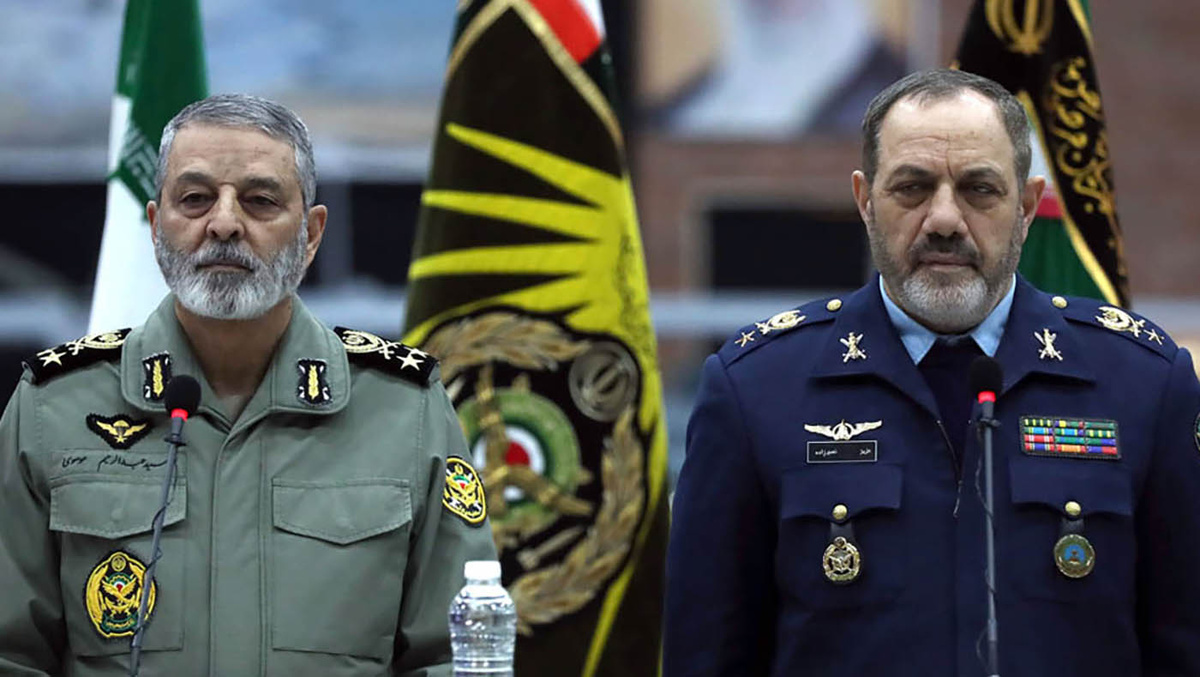   Zuma / TASS- Архивное фото. Министр обороны Ирана Азиз Насирзаде (справа) и главнокомандующий армией Ирана Абдолрахим Мусави (слева)