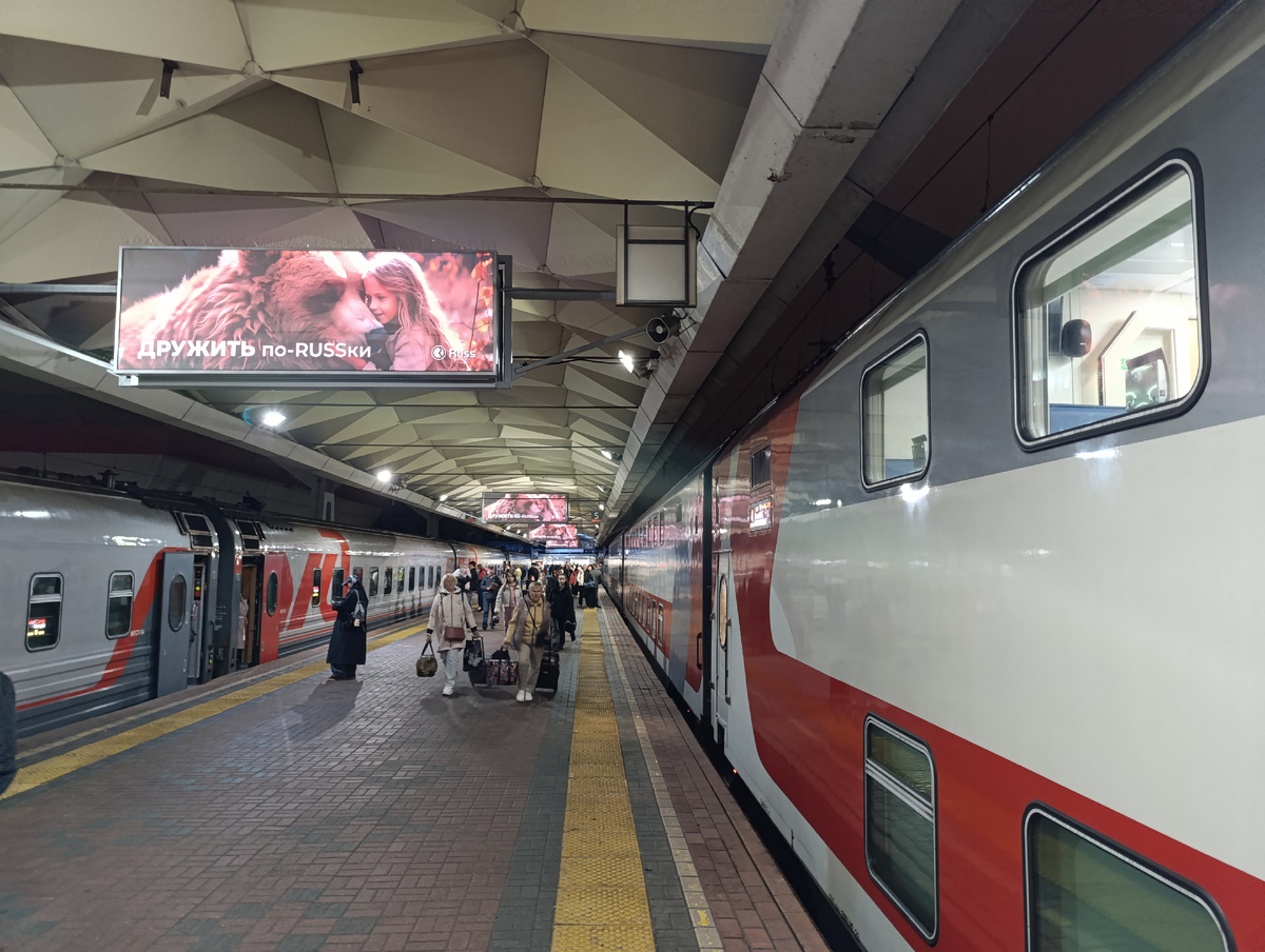 Перон вокзала Москва Октябрьская
