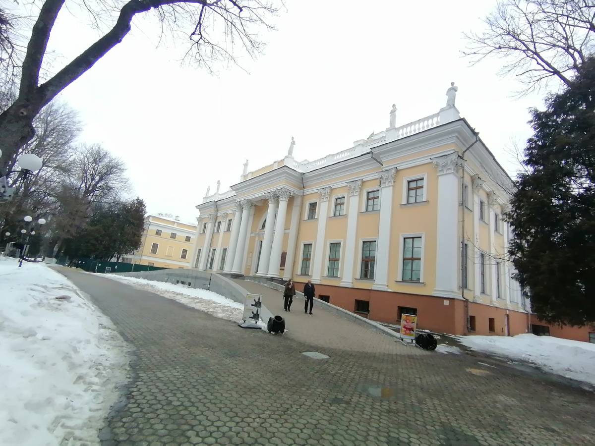 Центральный вход