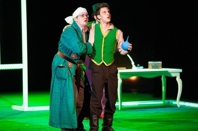    Костюмы Дурнопечина и его слуги Никитки намеренно решены в зелёном цвете. Фото: Омский драматический театр «Галёрка»/ Павел Кузнецов