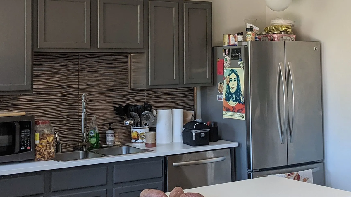 Третий день. Листок лежит. Шаг записан. Рука тянется не туда