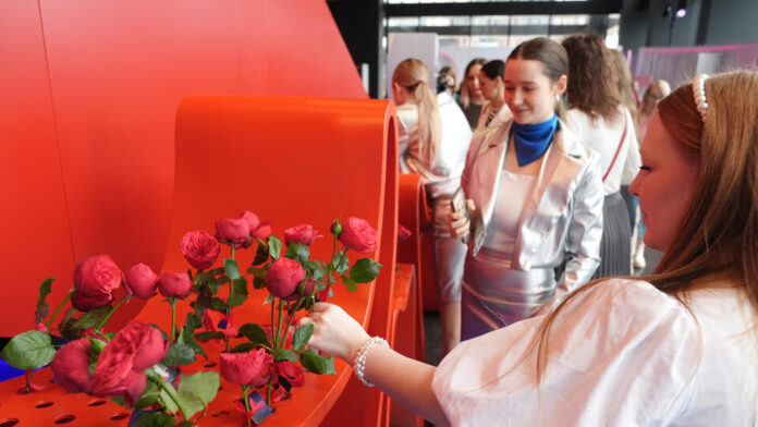    Волонтеры в Москве запускают проект по оцифровке природы, отслеживая жизнь птиц и создавая для них уникальные 'социальные рейтинги'.