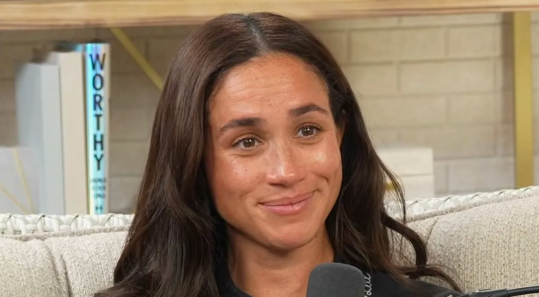 В файлах Эпштейна — Меган Маркл в халате с азиатским мачо и её фирменным браслетом? 