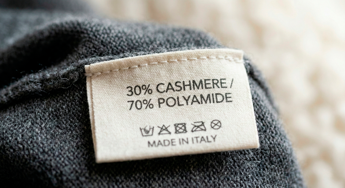 Этикетка с составом - первое, куда я смотрю. 70% синтетики означает быстрые катышки, какой бы уход ни был.