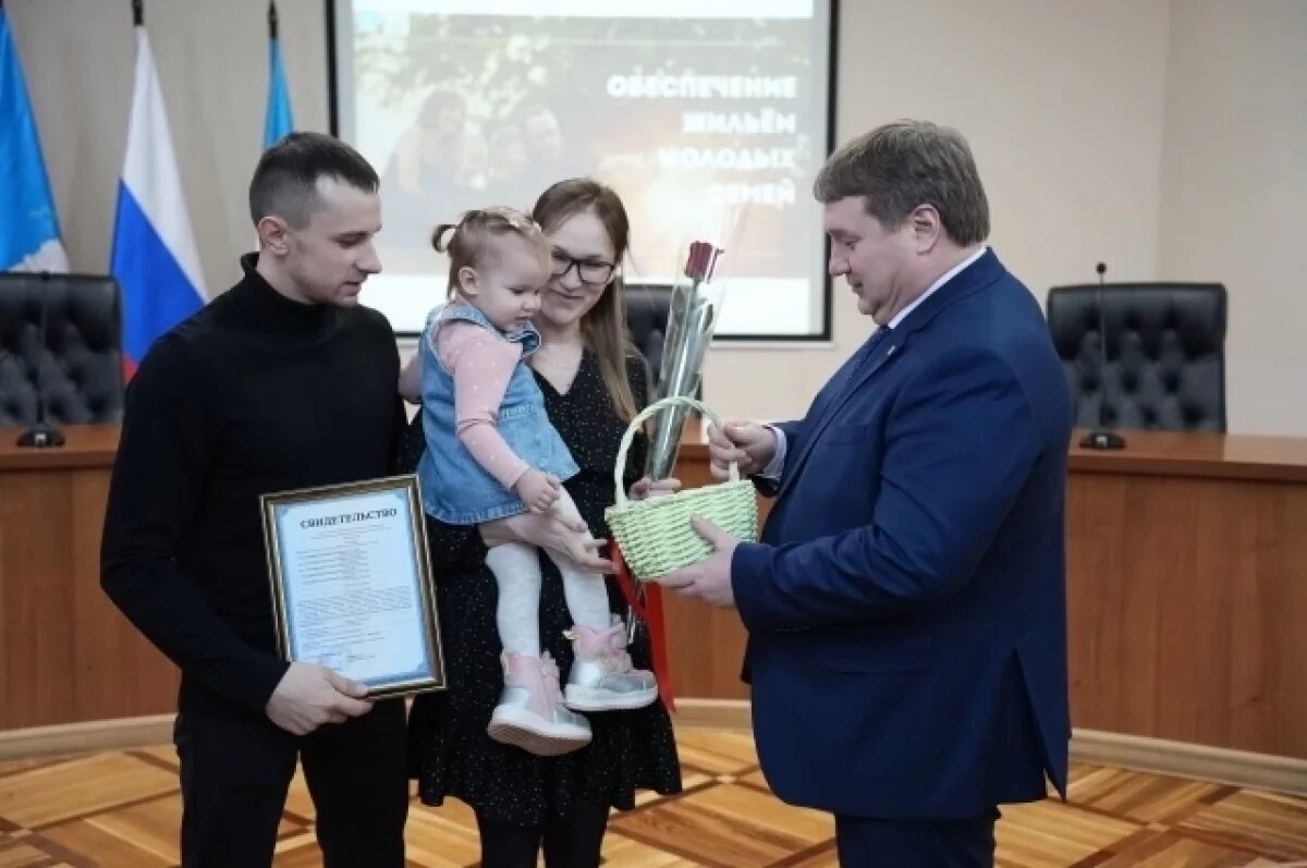    Глава Ульяновска вручил жилищные сертификаты 26 молодым семьям