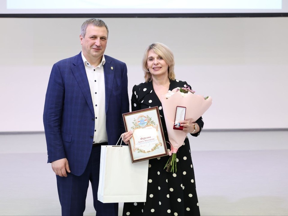    Иван Носков наградил директора Самарского спортивного лицея Ларису Фурсову. Фото: https://t.me/ivan_noskov_samara