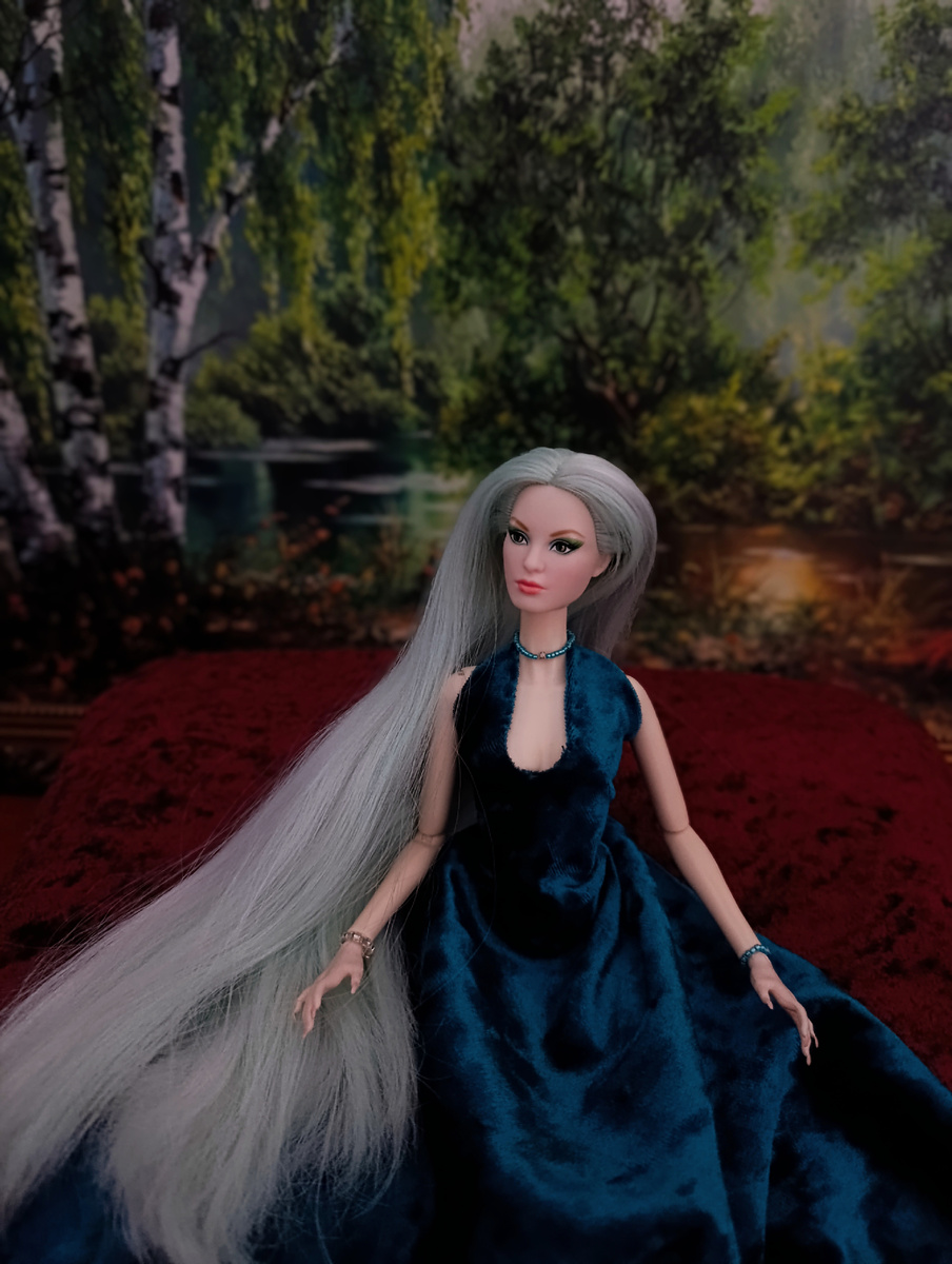 Она тихо шагает- и под её стопой пробивается трава🌿