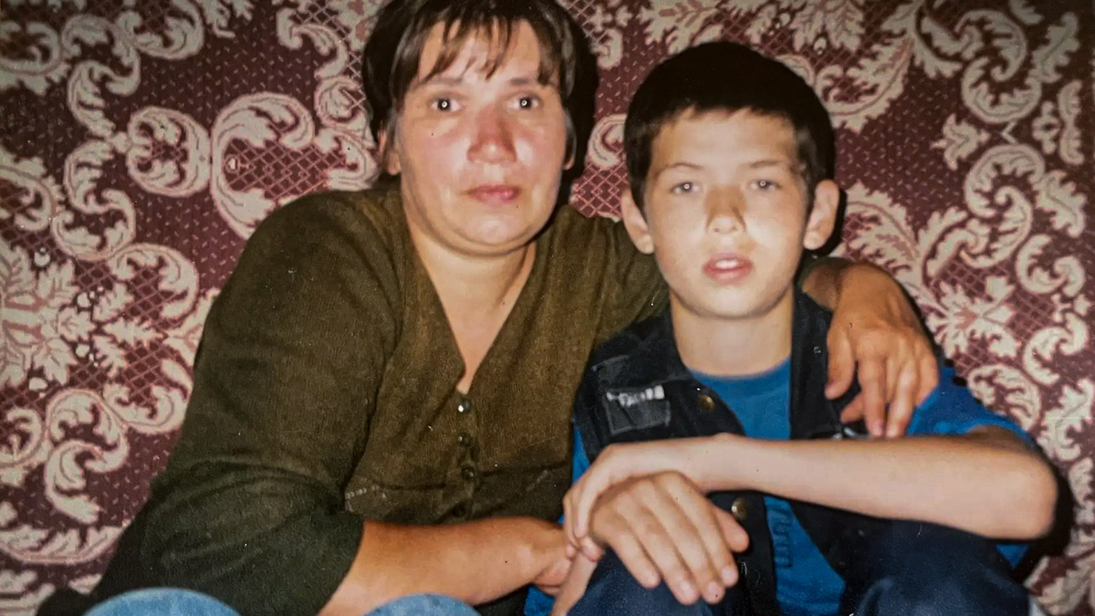 Это я с Мамкой. Моей родной, любимой Мамкой. Она многому меня научила.