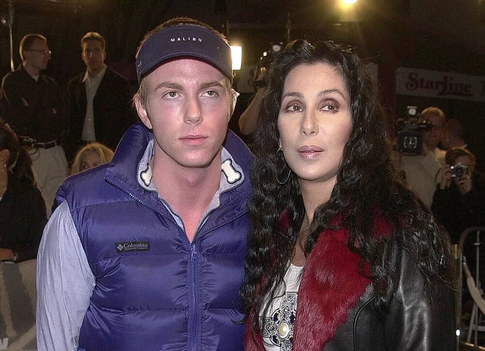    Сын Шер арестован за беспорядки в школьной столовой — подробности