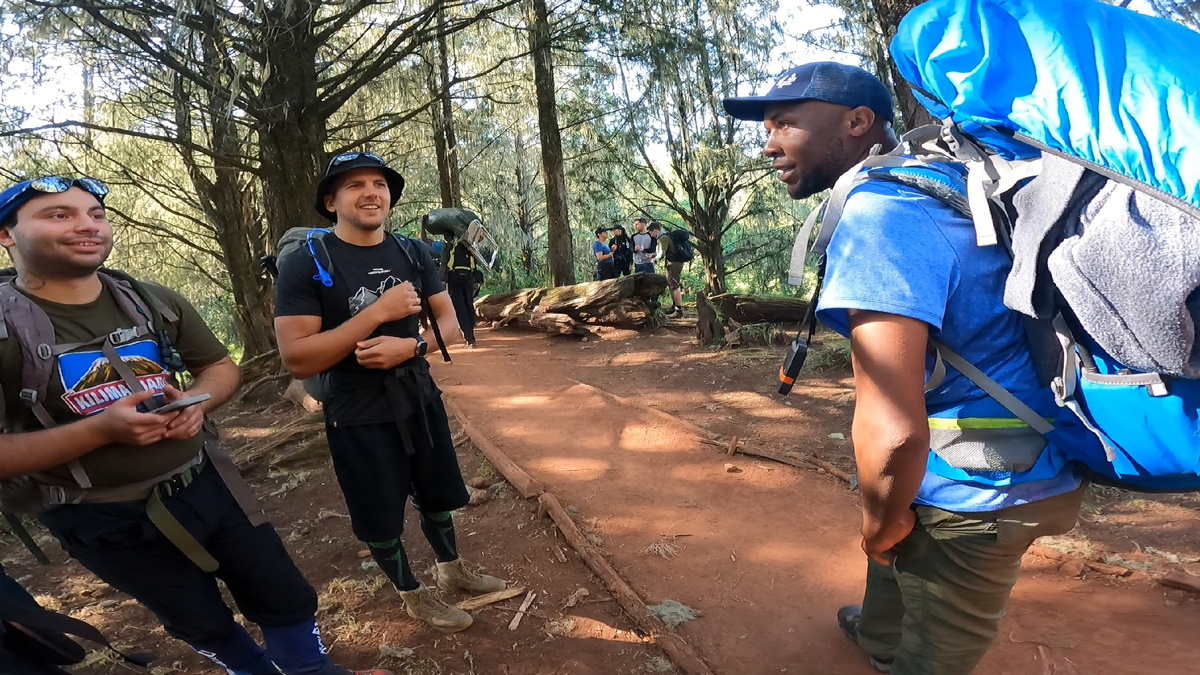 Справа на фото наш гид - Майкл. Мы во время привала.