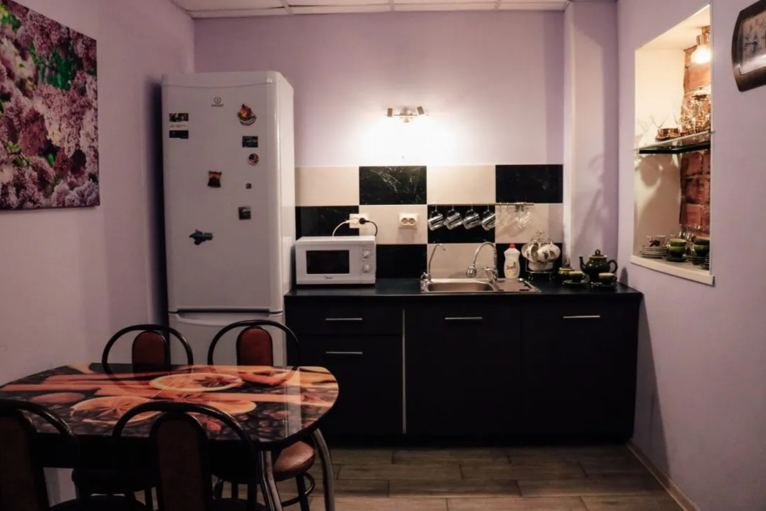 На этаже расположена общая кухонная зона