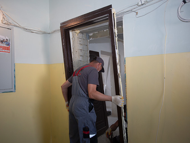 демонтаж дверной коробки