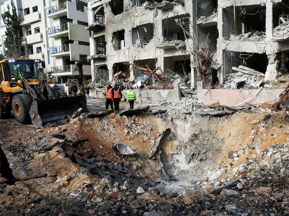    Сотрудники экстренных служб на месте иранского ракетного удара в Тель-Авиве, Израиль | © REUTERS / Ronen Zvulun