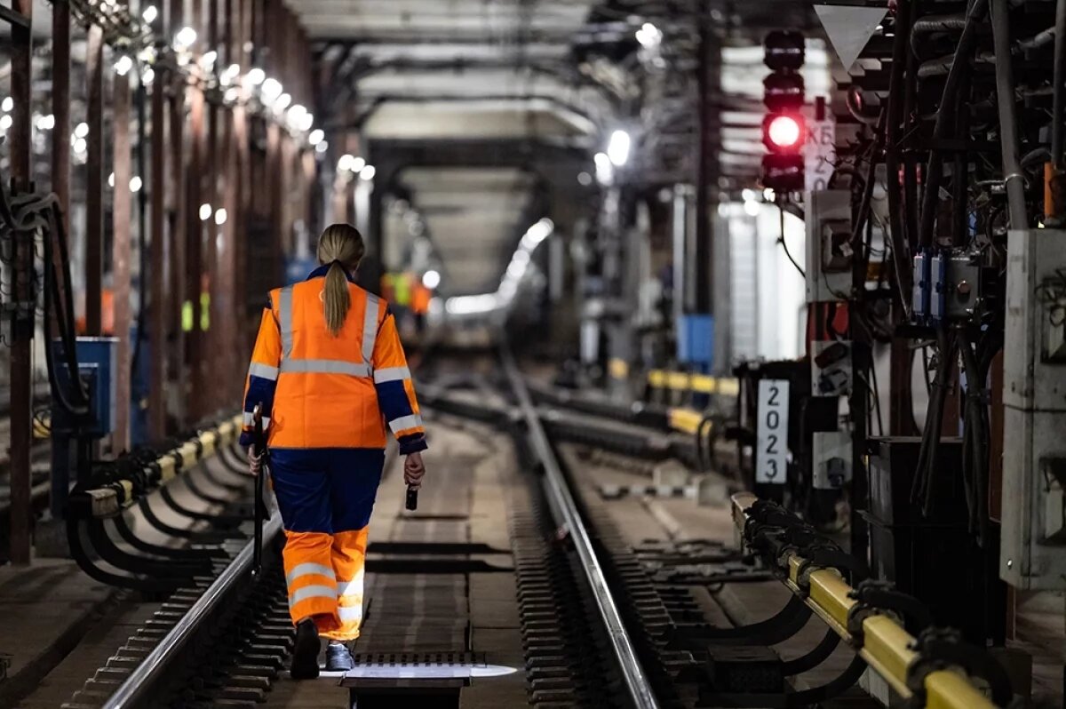    Ночь в метро.