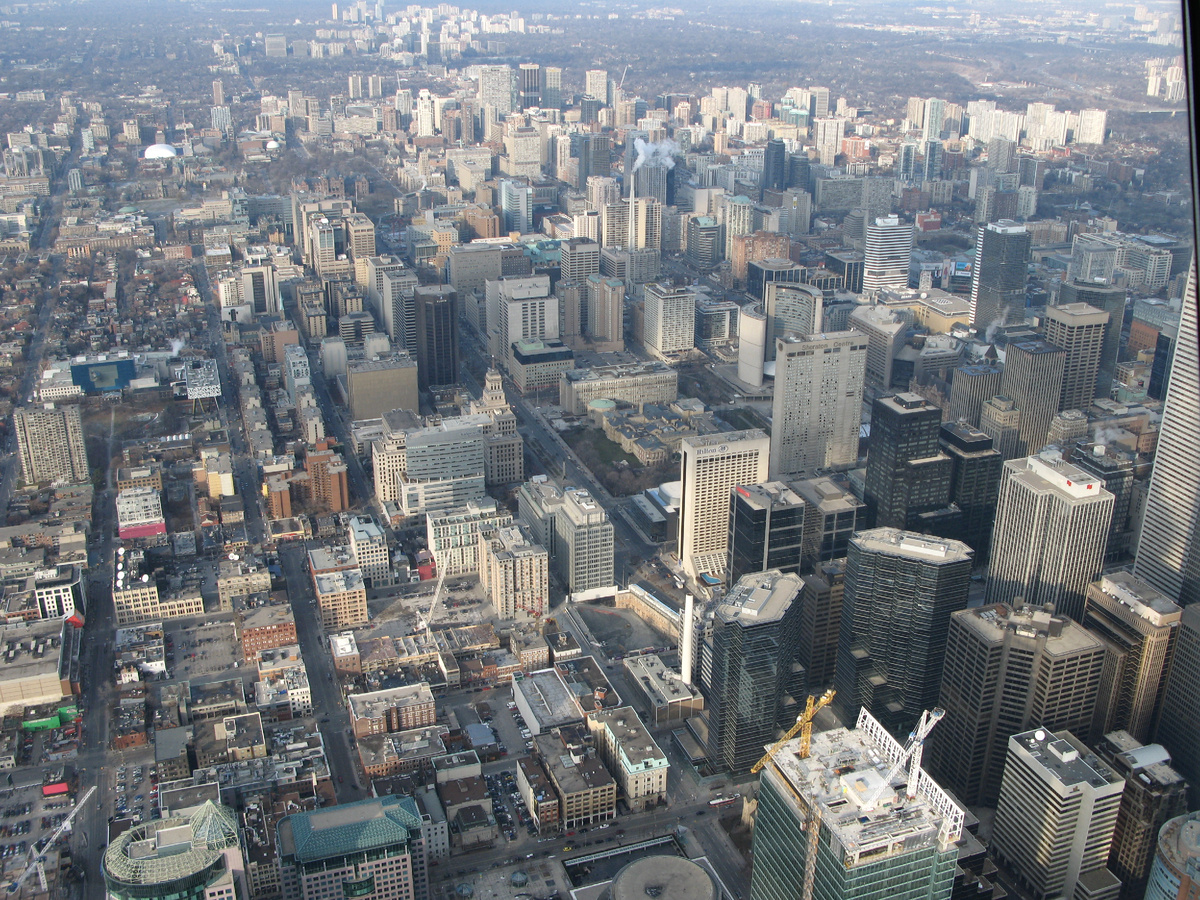 Вид Торонто с высоты CN Tower – магнита для туристов.