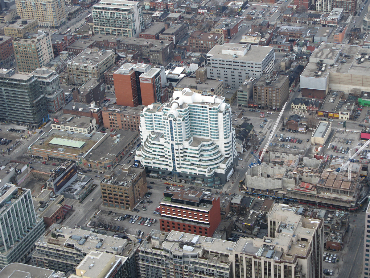 Большой и занятый своей жизнью город.