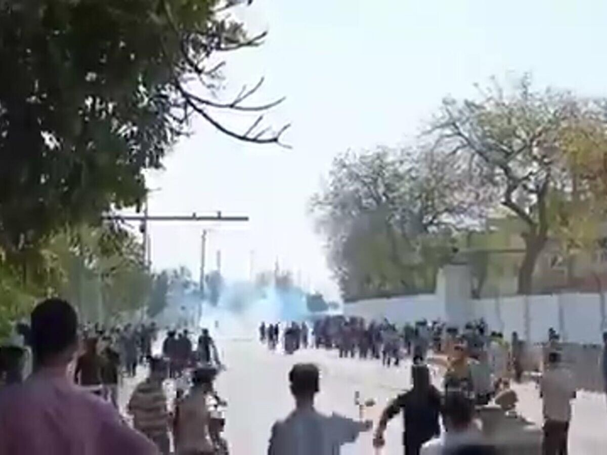    Cолдаты открыли огонь по протестующим у консульства США в Карачи | © Соцсети