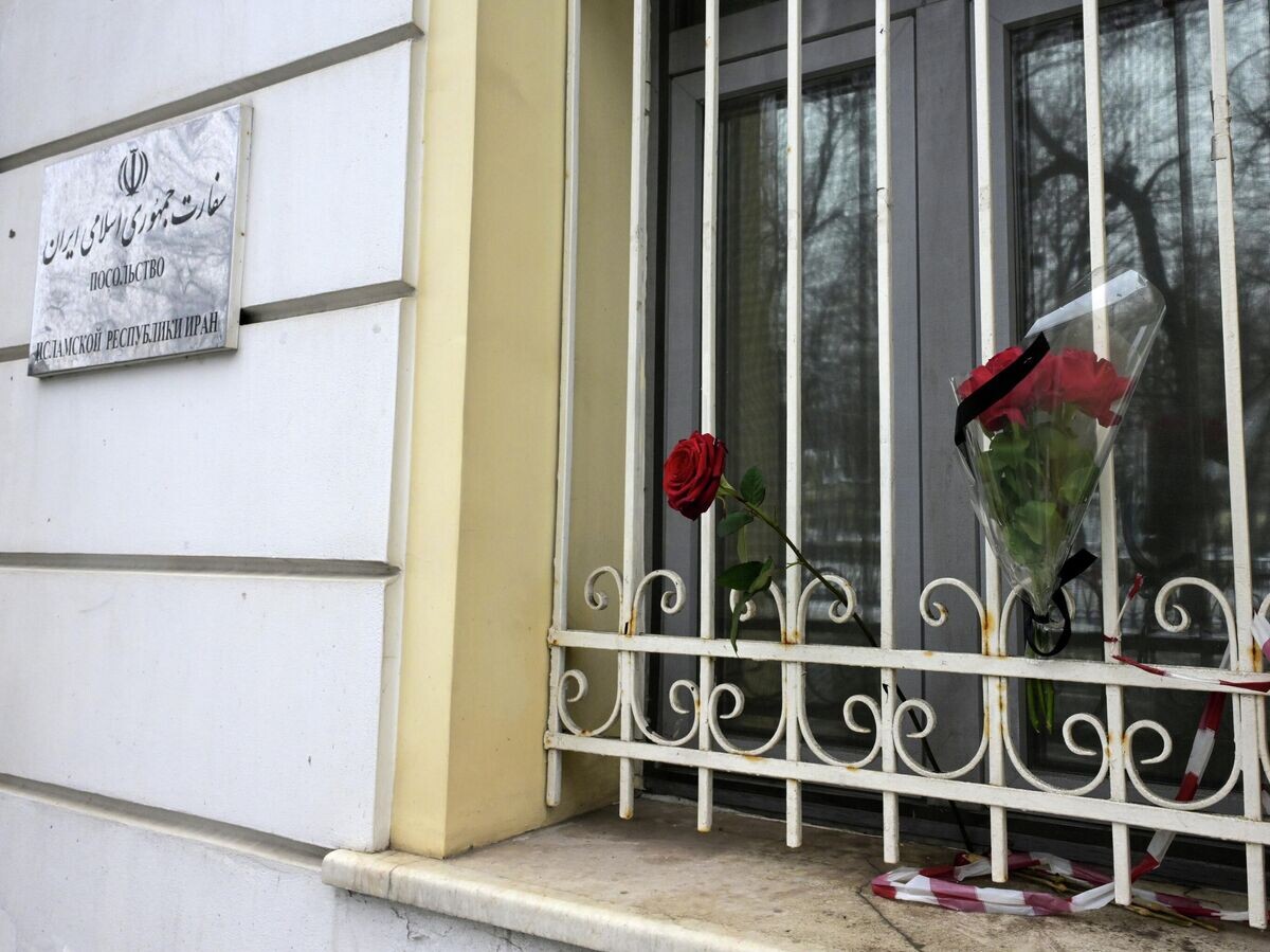    Цветы в память о верховном лидере Ирана аятоллы Али Хаменеи у посольства Ирана в Москве | © РИА Новости / Евгений Биятов
