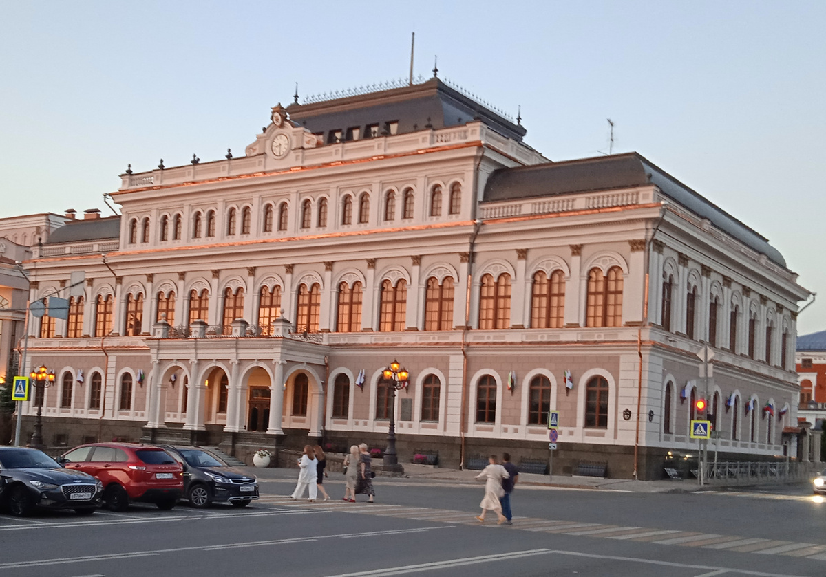 Вечерняя заря отражается в окнах и частично на фасаде. Фото автора, июль 2024г.