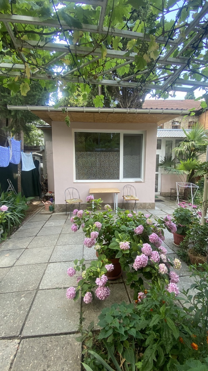 Так домик выглядит летом