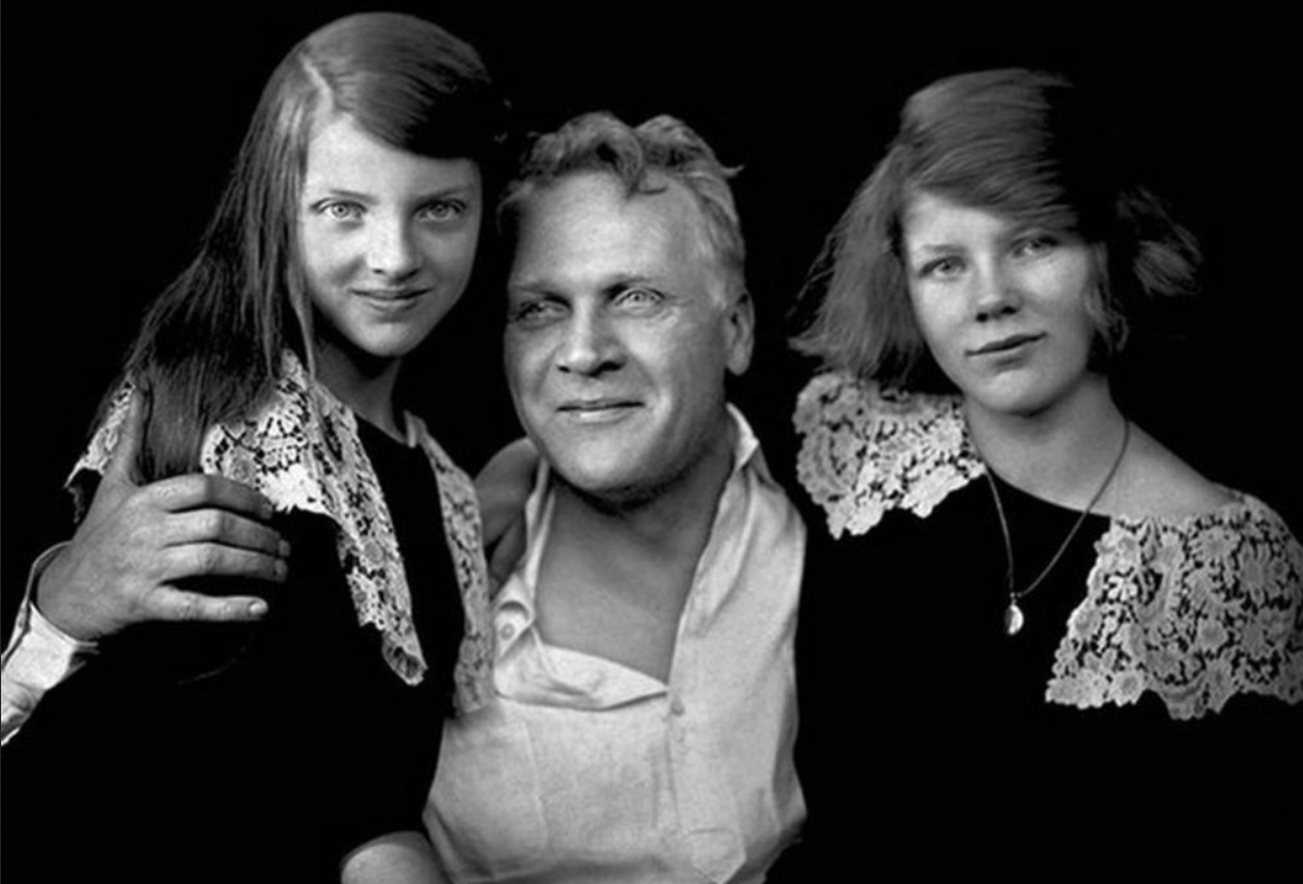 Федор Шаляпин с двумя дочерьми.