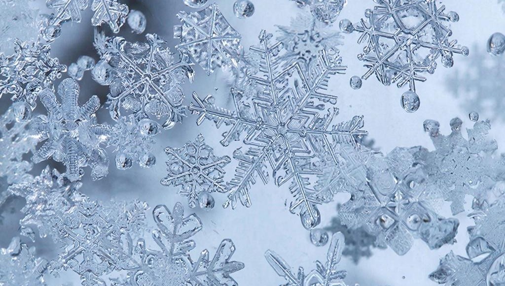 Парадокс Мпембы:
   Парадоксальное явление, когда горячая вода иногда замерзает быстрее холодной, остаётся предметом научных дискуссий и исследований.                                                            Переохлаждение:
   Возможно сохранение воды в жидком состоянии при глубоком переохлаждении (до −70°C), если отсутствуют центры кристаллизации (пылинки, пузырьки воздуха). Любое возмущение вызывает мгновенное образование льда