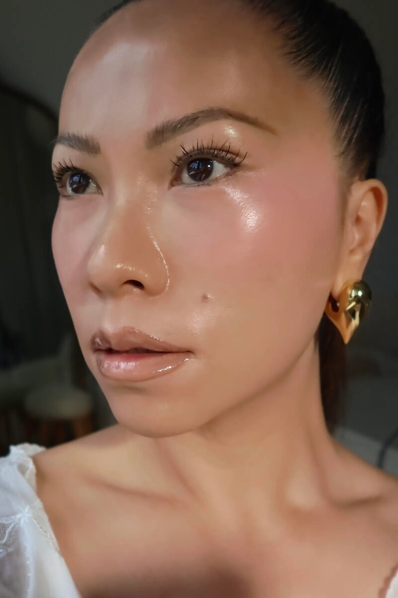 Помните, что говорит Nam Vo, популярная бьюти-гуру, "самая красивая кожа в интернете"? Главный секрет ее идеальной кожи - регулярная фототерапия в домашних условиях.