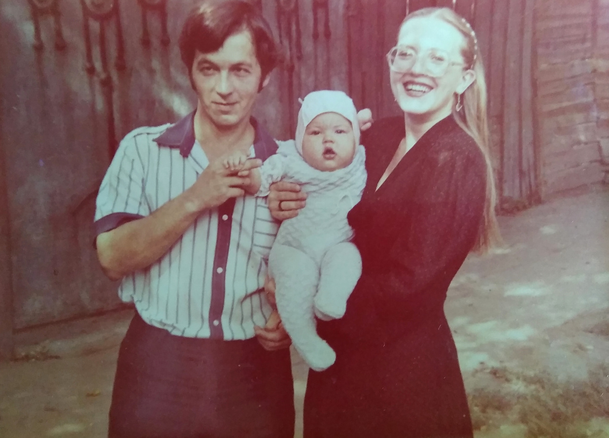 Мама утверждала, что для своей сладкой булочки готова на всё. Папа парировал, что готов больше, чем на всё. В таких философских дискуссиях и прошли мои первые дни.