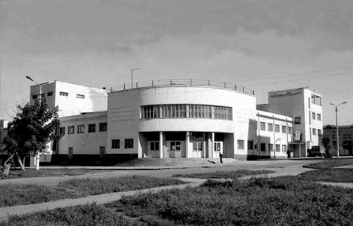 О чём рассказали старые афиши. ДК "Серп и молот". От центра культурной жизни района к рок-клубу "Молот"