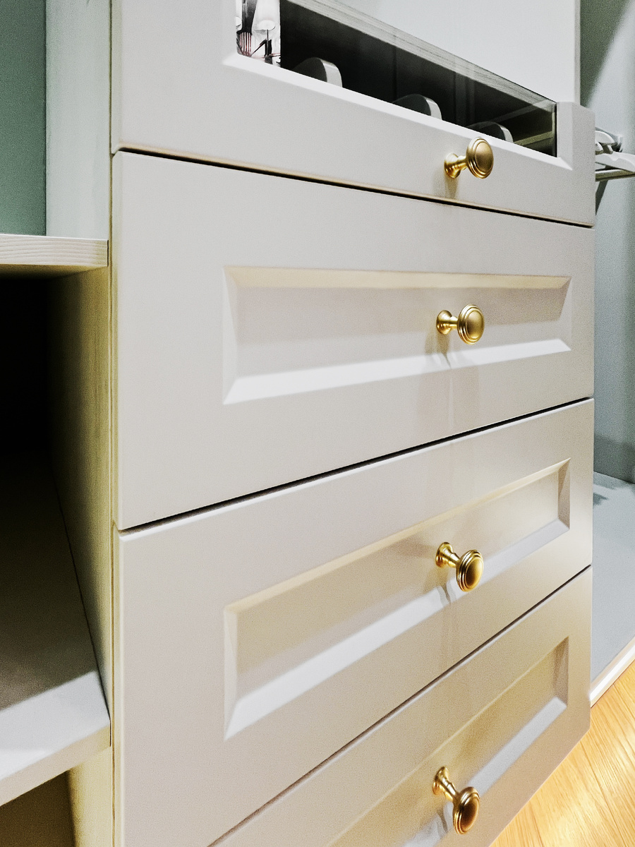 Золотые ручки для мебели на заказ – шлифованное золото, ручки-кнопки и скобы, Лиговмебель Санкт-Петербург