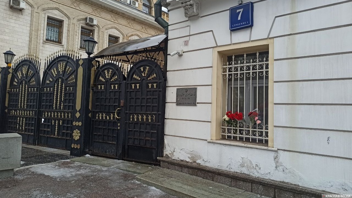     Цветы у посольства Ирана в Москве. 1 марта 2026 года   
Олег Константинов (c) ИА Красная Весна