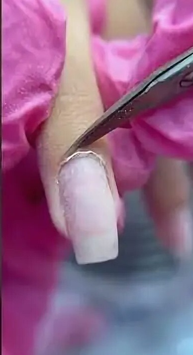 Перед любым покрытием гель-лаком крайне важно правильно подготовить поверхность ногтей. Правильно выполненная подготовка способствует увеличению продолжительности носки и минимизирует вероятность сколов и отслаивания покрытия. Следующие шаги помогут добиться качественного и стойкого результата: Шаг 1: Удаление предыдущего покрытияУдалите старый слой лака или гель-лака специальным средством. Лучше всего использовать жидкость без ацетона, чтобы не повредить структуру натурального ногтя.Шаг 2: Полировка поверхностиИспользуйте мягкий бафф-полик для удаления верхнего слоя ногтевой пластины. Эта процедура удаляет блеск и создает микрошероховатости, необходимые для лучшего сцепления материала.Шаг 3: ОбезжириваниеОбработайте ногти обезжиривающим составом, предназначенным специально для снятия жирового слоя. Это средство устраняет остатки пыли, жира и загрязнений, обеспечивая надежное сцепление геля с поверхностью. Шаг 4: Применение праймераПраймер наносится тонким слоем на всю поверхность ногтевой пластины. Его задача — повысить адгезию и дополнительно укрепить натуральный ноготь. Шаг 5: Нанесение базового покрытияПосле высыхания праймера наносим базу тонким равномерным слоем, покрывая всю поверхность ногтя. Базовое покрытие защищает ноготь от окрашивания и повреждений. 🎥 Дополнительные советы:- Используйте качественные профессиональные материалы.- Никогда не обрабатывайте кутикулу агрессивными кислотами или химическими веществами.- Держите инструменты чистыми и стерильными.Теперь, следуя этим простым правилам подготовки, вы получите качественное и долговечное покрытие гель-лаком! 💅Хорошего настроения и красивых ногтей! 🌺