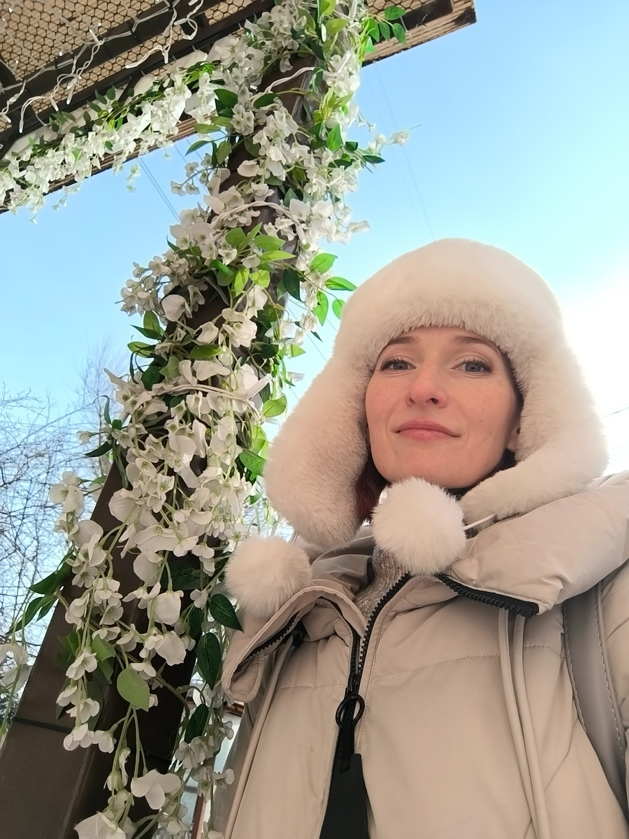 Селфи автора канала с искусственными цветочками. Какая весна, такие и цветочки))