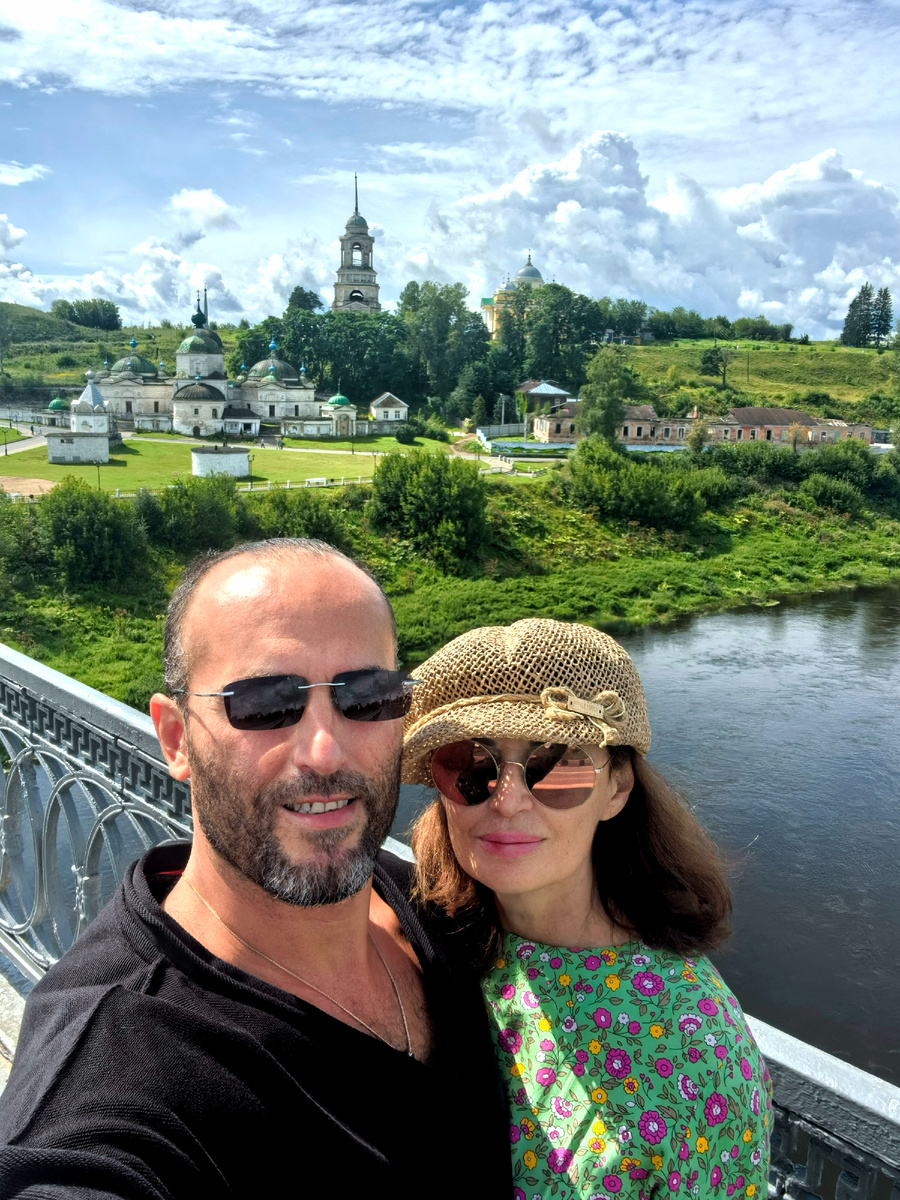 В такие поездки понимаешь, что главное — не количество пройденных километров, а тот, кто держит тебя за руку на фоне этих древних стен.