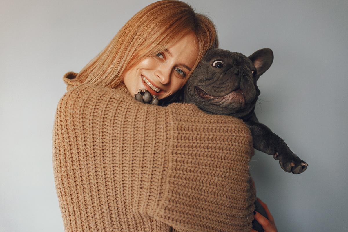 Девушка обнимает собаку