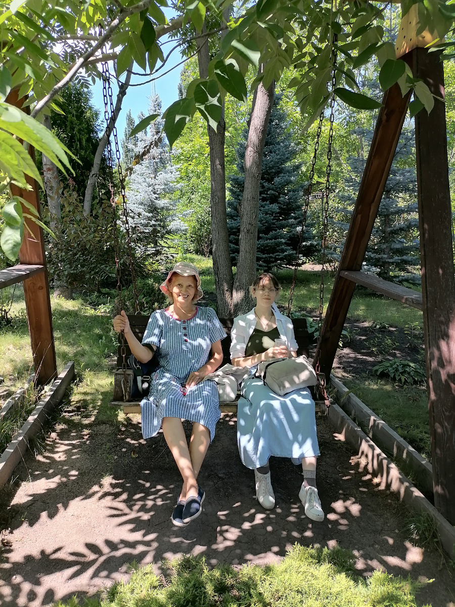 Это мы с Лерой во время путешествия в Алтайское Холмогорье