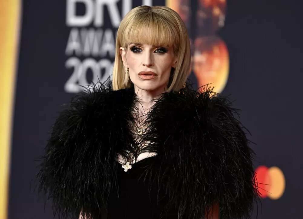    Истощенная Келли Осборн позирует на красной дорожке церемонии вручения премии BRIT Awards