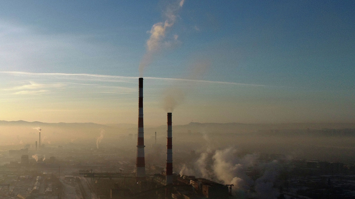    Трубы ТЭЦ-1 Красноярск режимом чёрного неба 2024 РИА