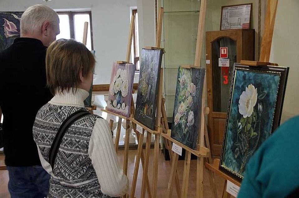    В Донецке открылась выставка цветов и пейзажей Ольги Крикун к 8 Марта. Фото: Министерство культуры ДНР