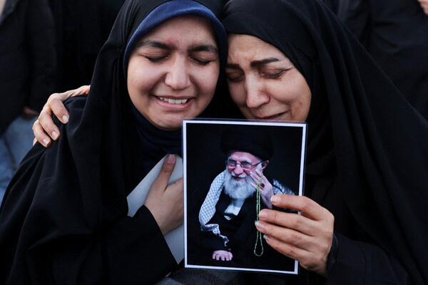 Женщины плачут после известия о гибели лидера Ирана Али Хаменеи в Тегеране, 1 марта 2026 года / Majid Asgaripour/Reuters   📷