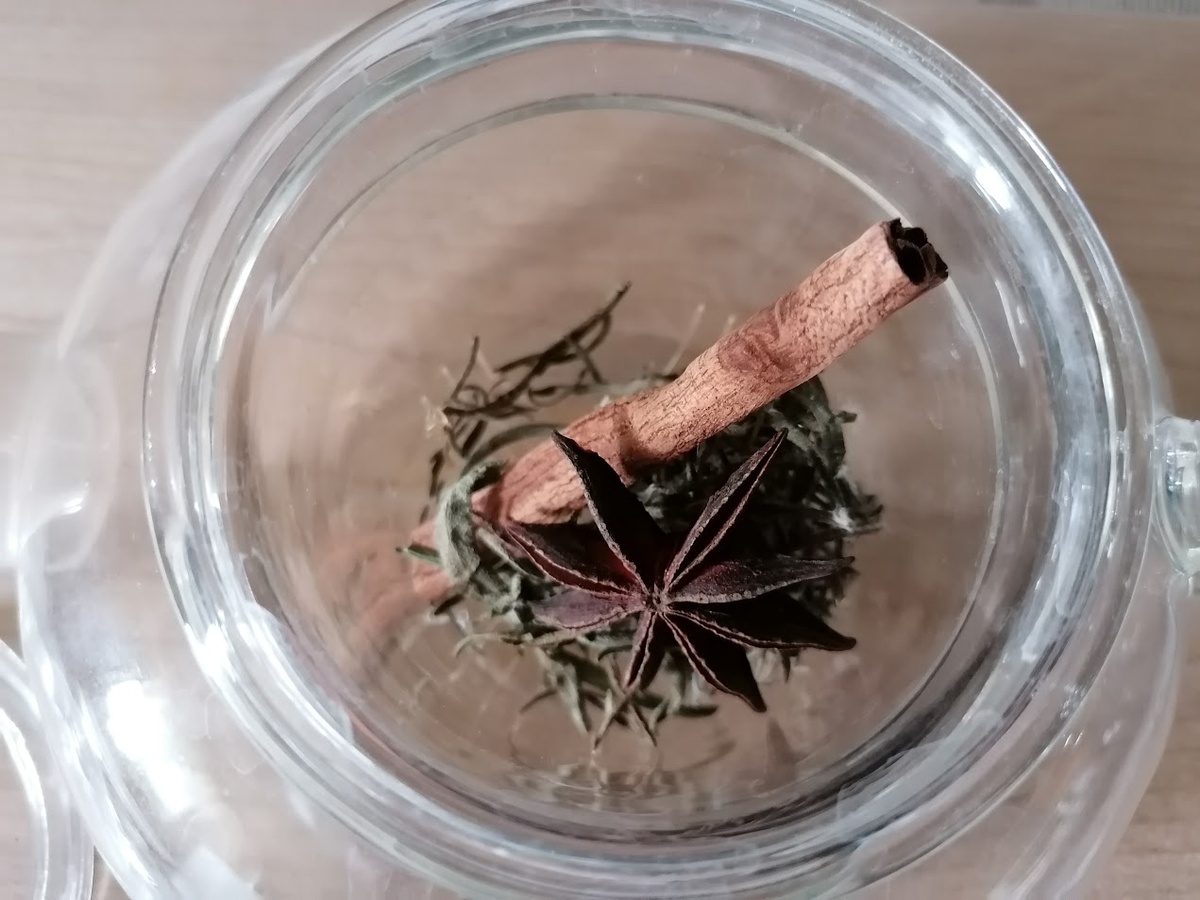 Вот эта специя-палочка на самом деле — кассия. Завариваю чай. Фото автора