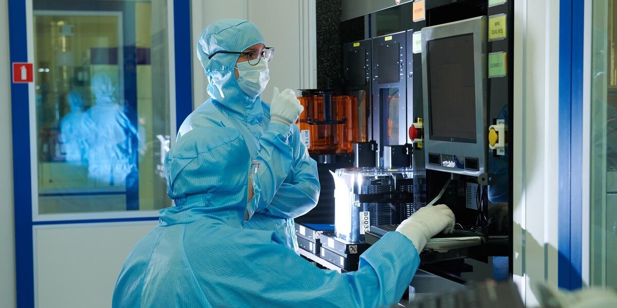 Сотрудники зеленоградского завода «Микрон» испытывают новый фоторезист. Изображение: пресс-служба mikron.ru