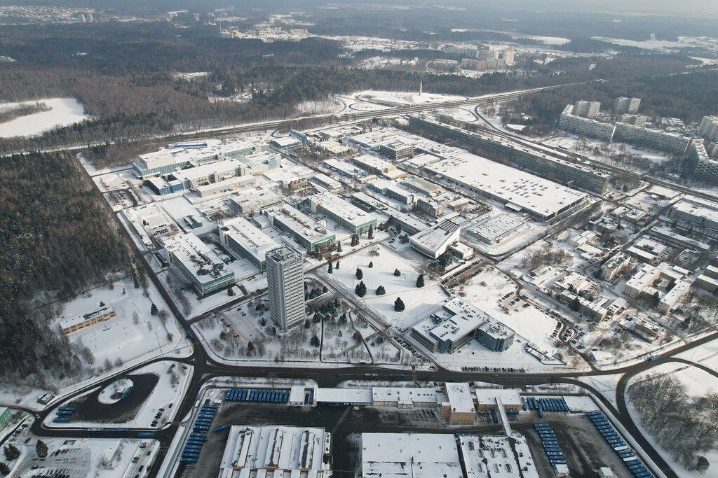 Небоскрёб НИИМЭ в Зеленограде: общий комплекс зданий НИИМЭ и завода «Микрон». Изображение: пресс-служба mikron.ru