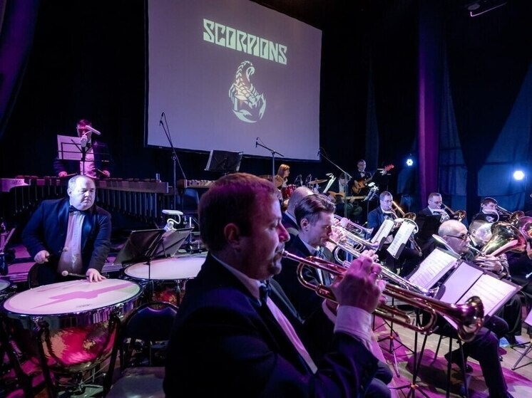     Духовой оркестр под управлением Ежова не боится даже таких смелых экспериментов, как исполнение каверов популярных рок-групп. Фото: Людмила Ковалева (из архива «Южноуральской панорамы»)