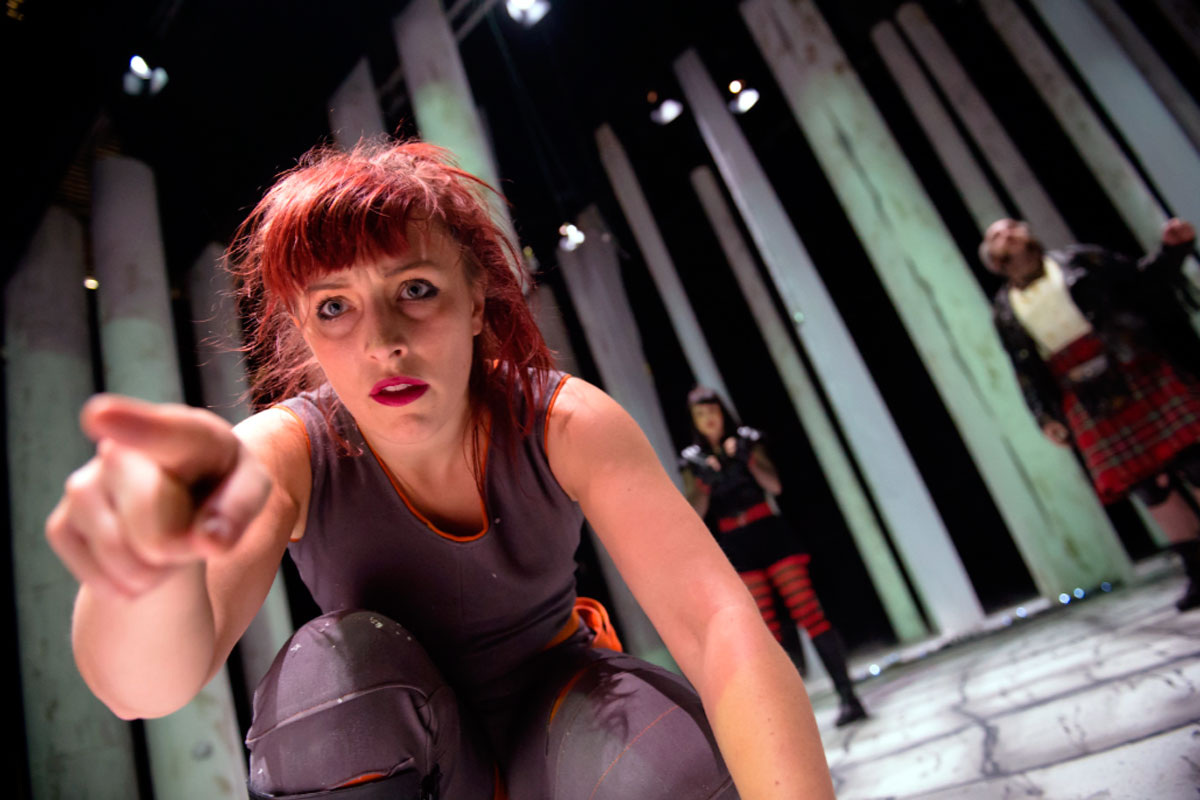 Внутри, под воспитанием и приличиями, скрывается неприятное чувство. Это вас раздражает