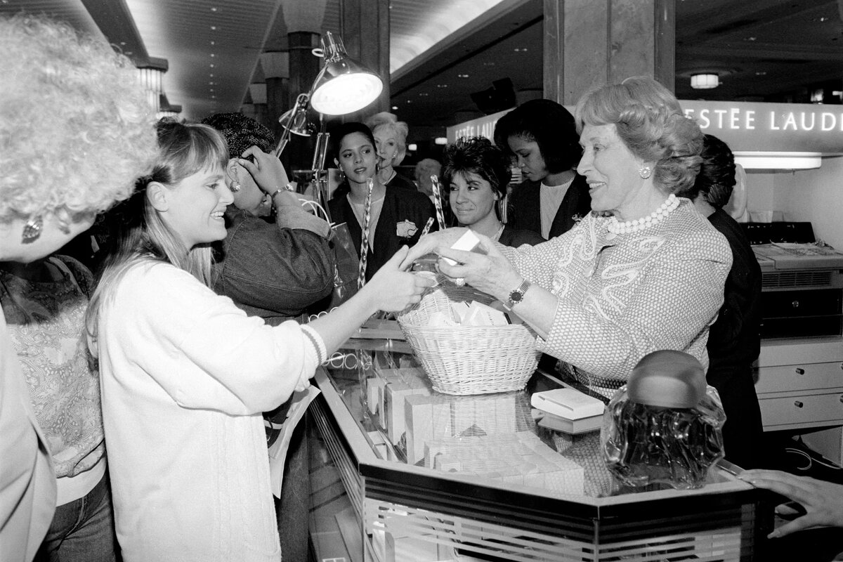 Эсте Лаудер с покупательницами в магазине